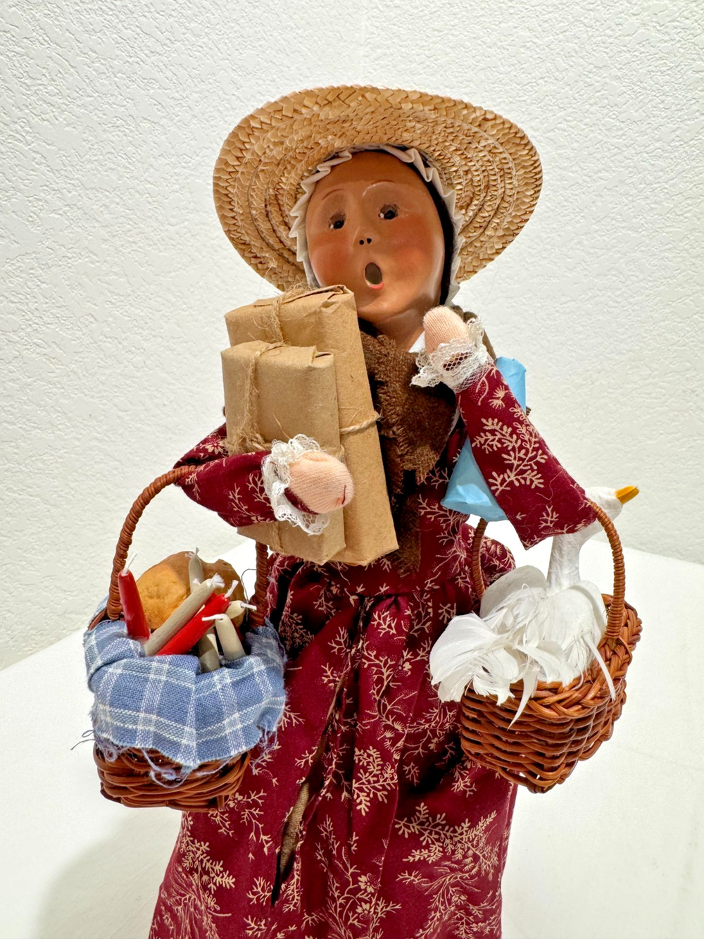 Byers’ Choice Ltd Christmas Williamsburg 2003 Lady W Baskets White Duck Presents